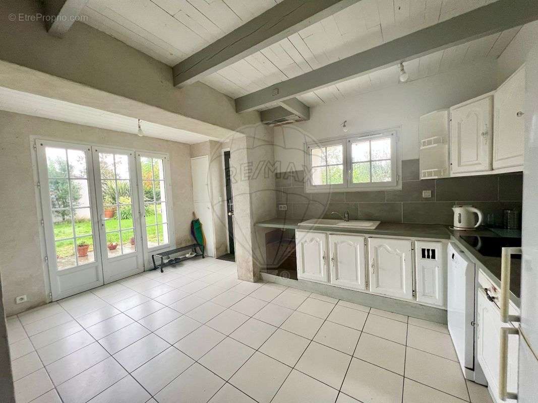 Maison à CHAILLEVETTE