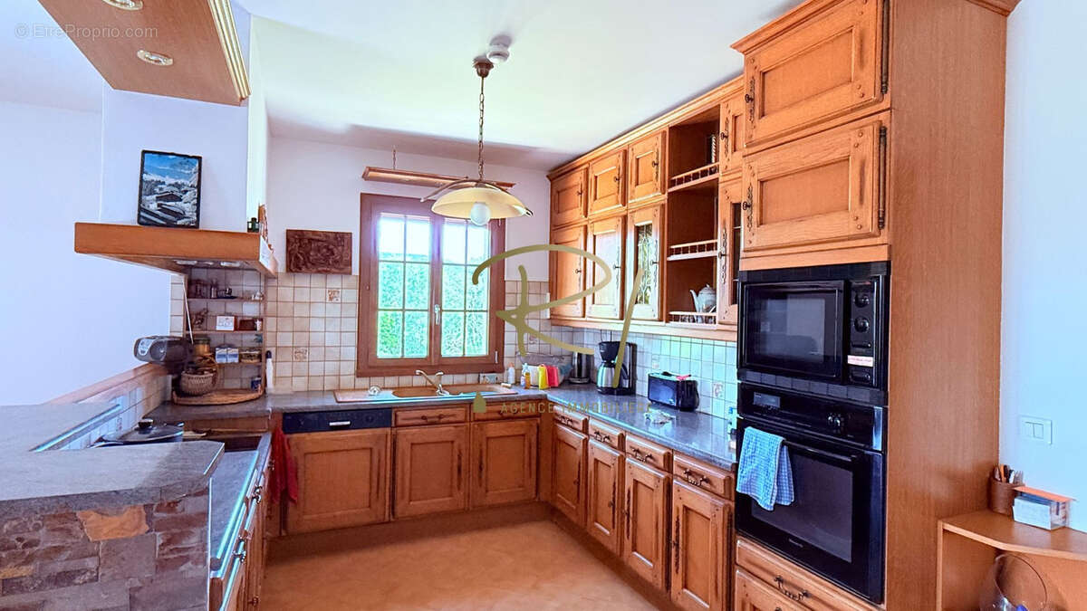 Maison à SAINT-SAUVEUR-DE-CRUZIERES