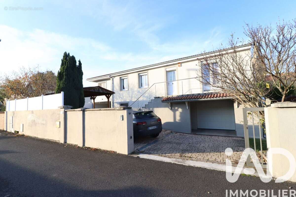 Photo 2 - Maison à LES MARTRES-D&#039;ARTIERE