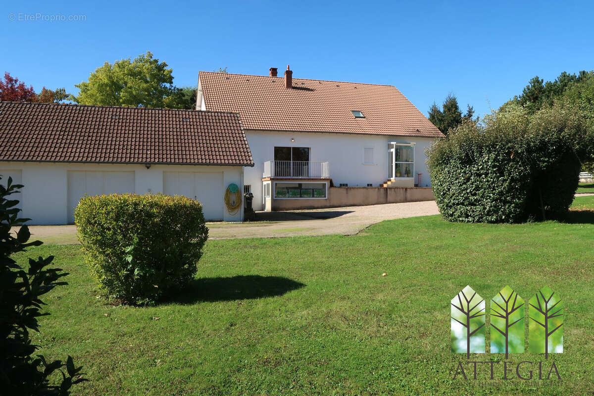 Maison 400 m² à Lourdoueix-Saint-Pierre  - photo 2
