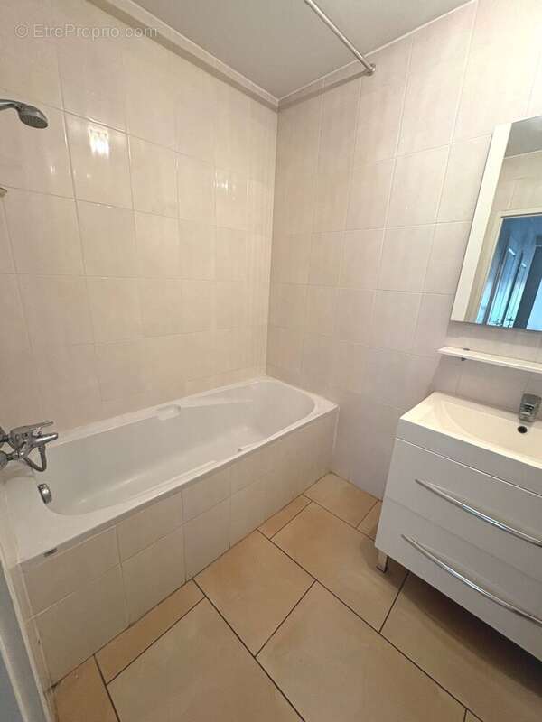 Appartement 70 m² à Saint-Etienne-De-Saint-Geoirs  - photo 3