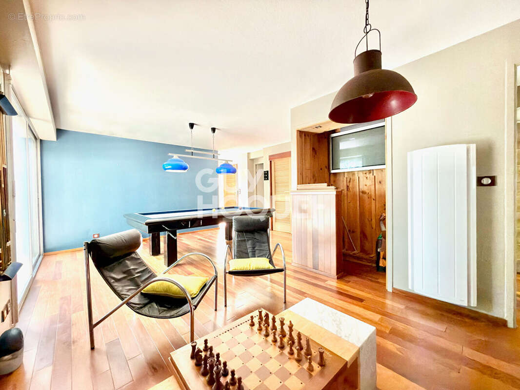 À la Hume, 4 chambres, bureau, piscine et superbe jardin paysagé à deux pas des commerces - photo 9