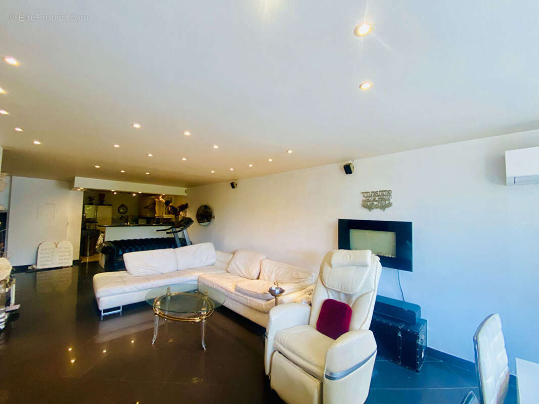 Appartement à MANDELIEU-LA-NAPOULE