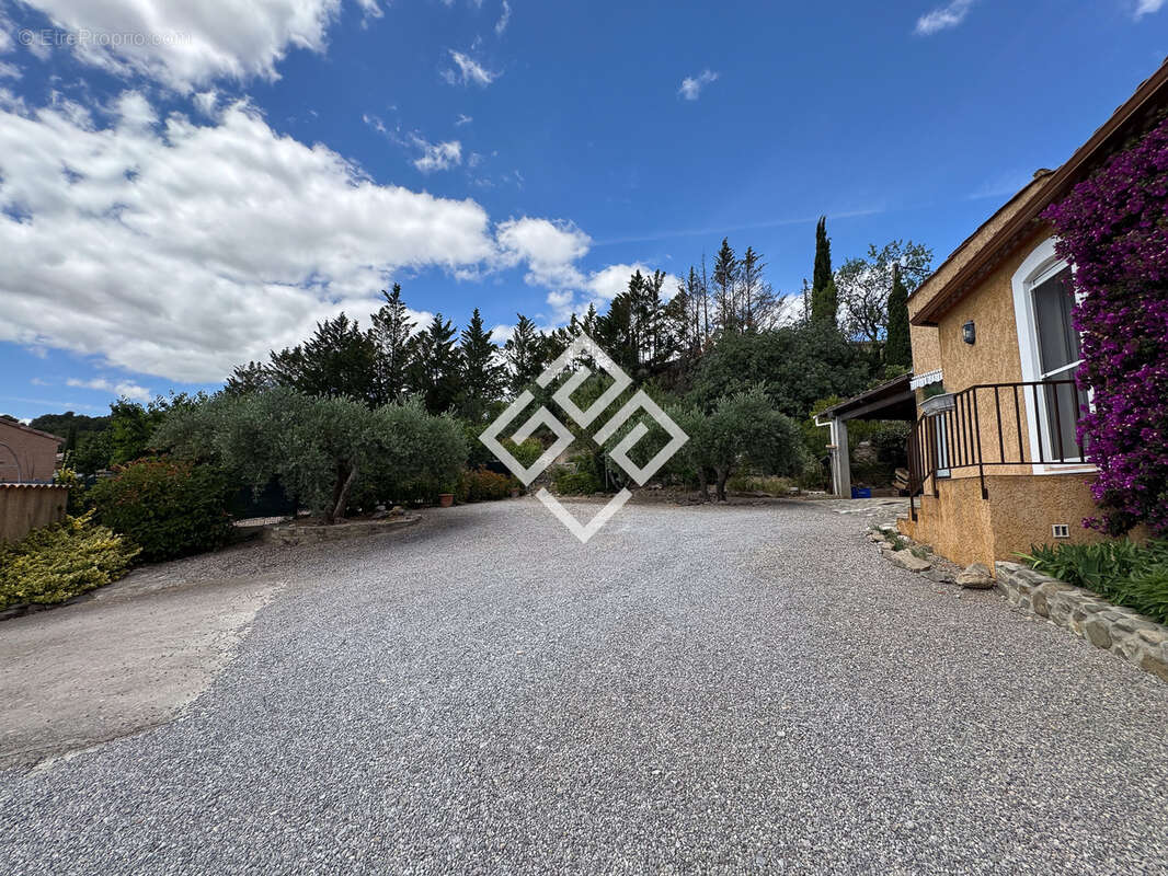Villa de prestige avec piscine et dépendance. - photo 14