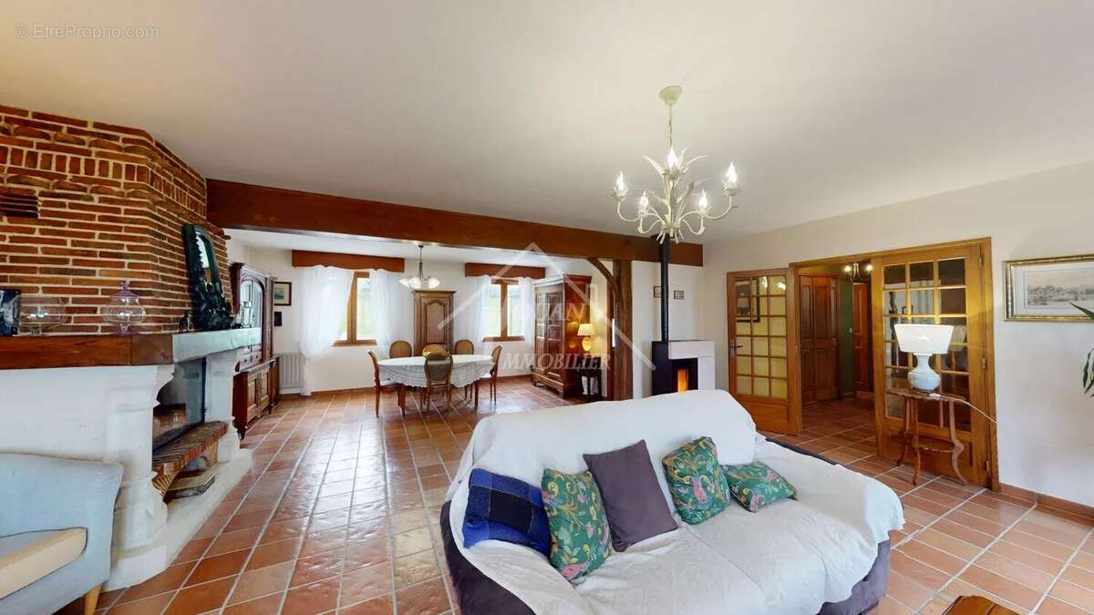 Maison à CREUZIER-LE-VIEUX