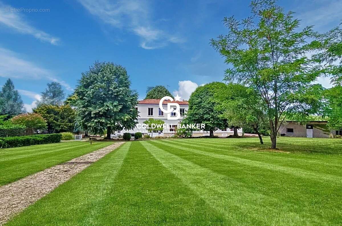 Maison à ROULLET-SAINT-ESTEPHE
