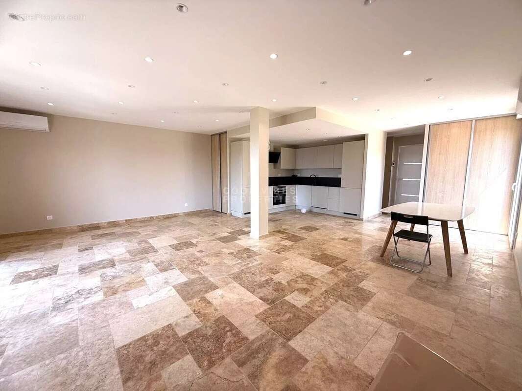 SOUS OFFRE Mougins Sud, Villa au calme, jardin, piscine, pkgs - photo 2