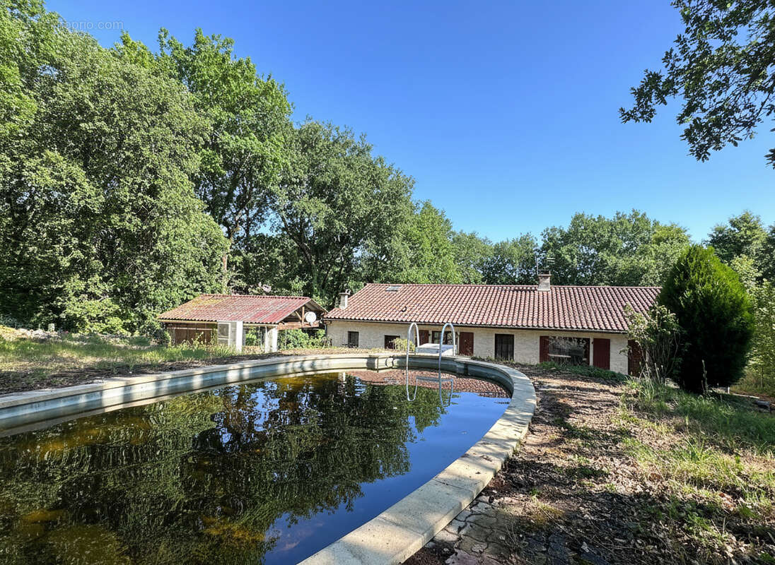Maison de plain pied 5 pièces - piscine  et jardin  à La Couronne - photo 9