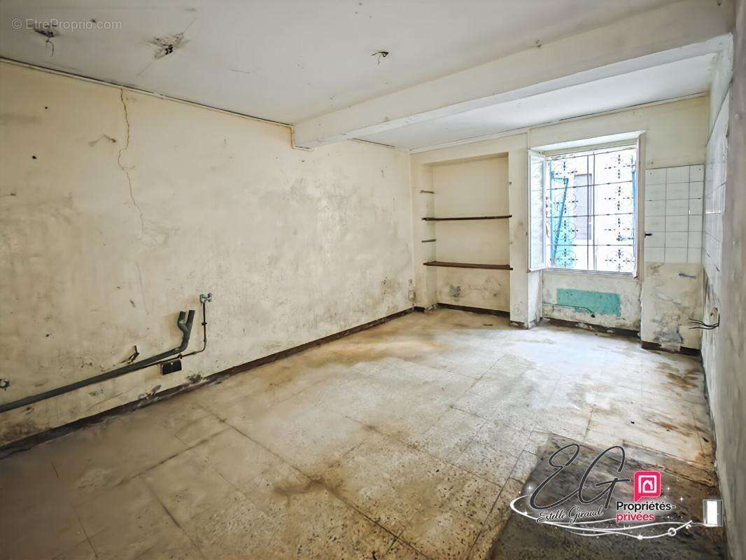 Laure Minervois,  Projet de rénovation : maison de village avec extérieur et garage - photo 4