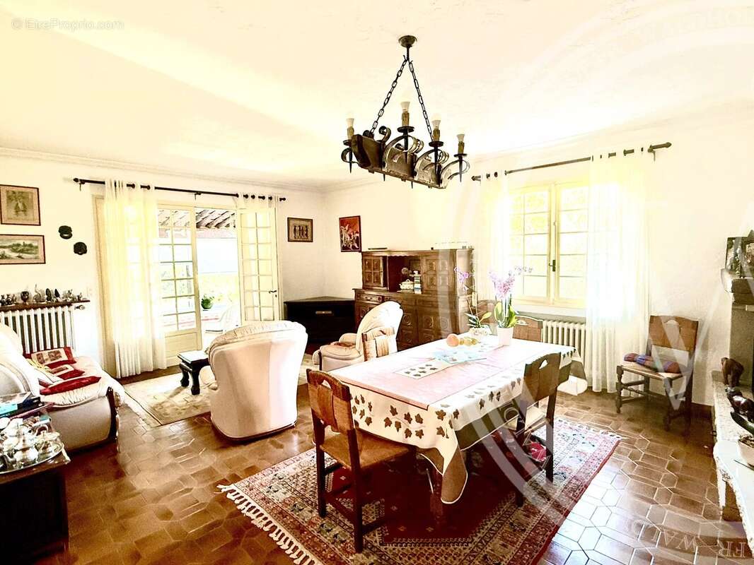Appartement à CHATEAUNEUF-GRASSE
