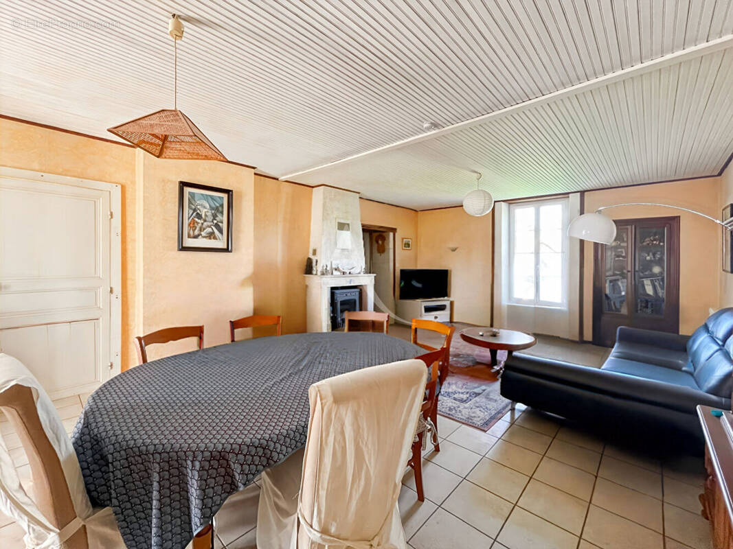 Maison à SAINTE-RADEGONDE-DES-NOYERS