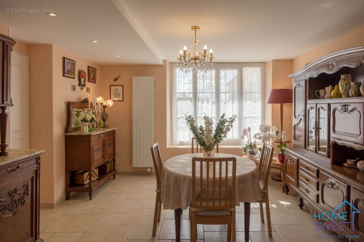 Salle à manger - Maison à SAINT-DENIS-DE-L'HOTEL