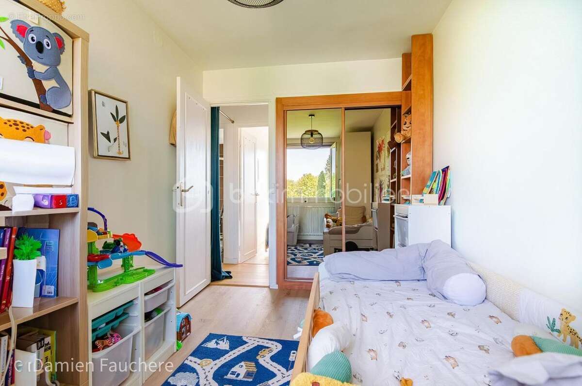 Massy Descartes, Appartement 4 pièces en très bon état, avec balcon, cave et garage ! - photo 9