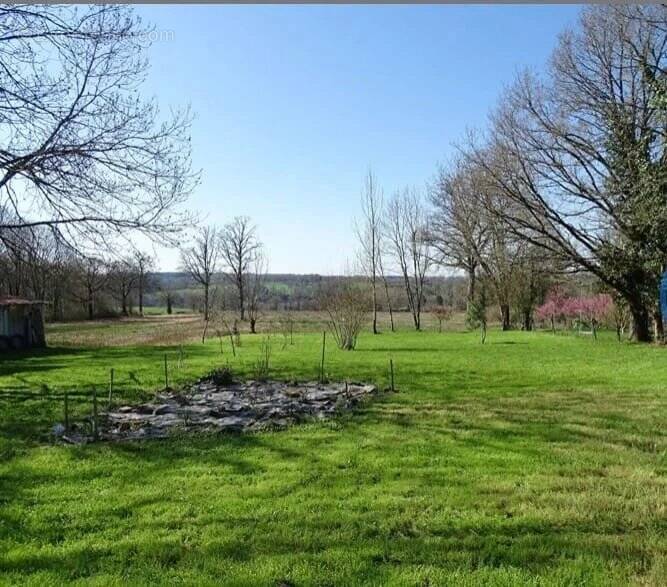 Terrain à CHAILLAC-SUR-VIENNE