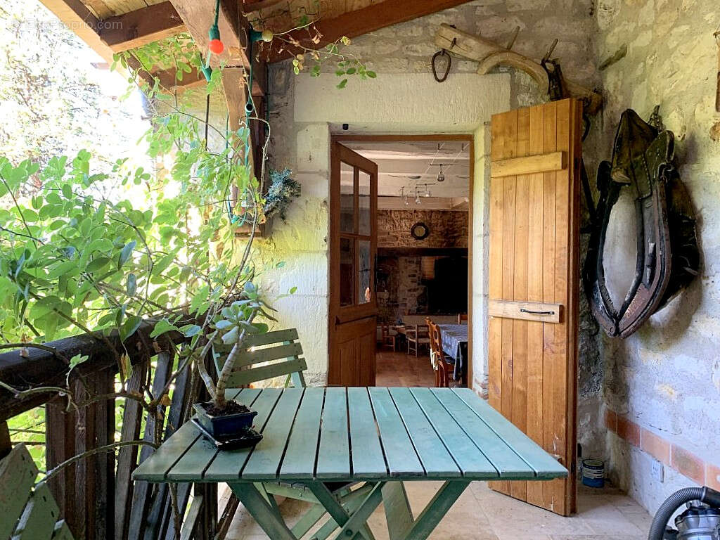 46800 Montcuq -Propriété de caractère 420 m², 11 chambres, piscine et espace bien-être sur 2,5 ha - photo 7