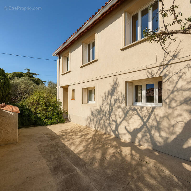 Maison à SAINT-MITRE-LES-REMPARTS