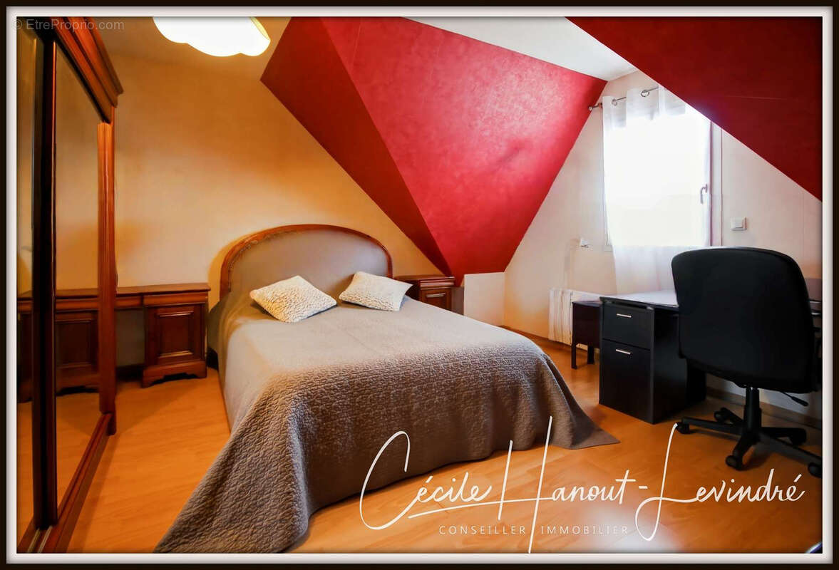 PLEINE-FOUGERES - Plein Bourg - 130 m2 - 4 chambres (dt 1 rdc) avec garage et dépendance - Terrain 777 m2 - photo 8