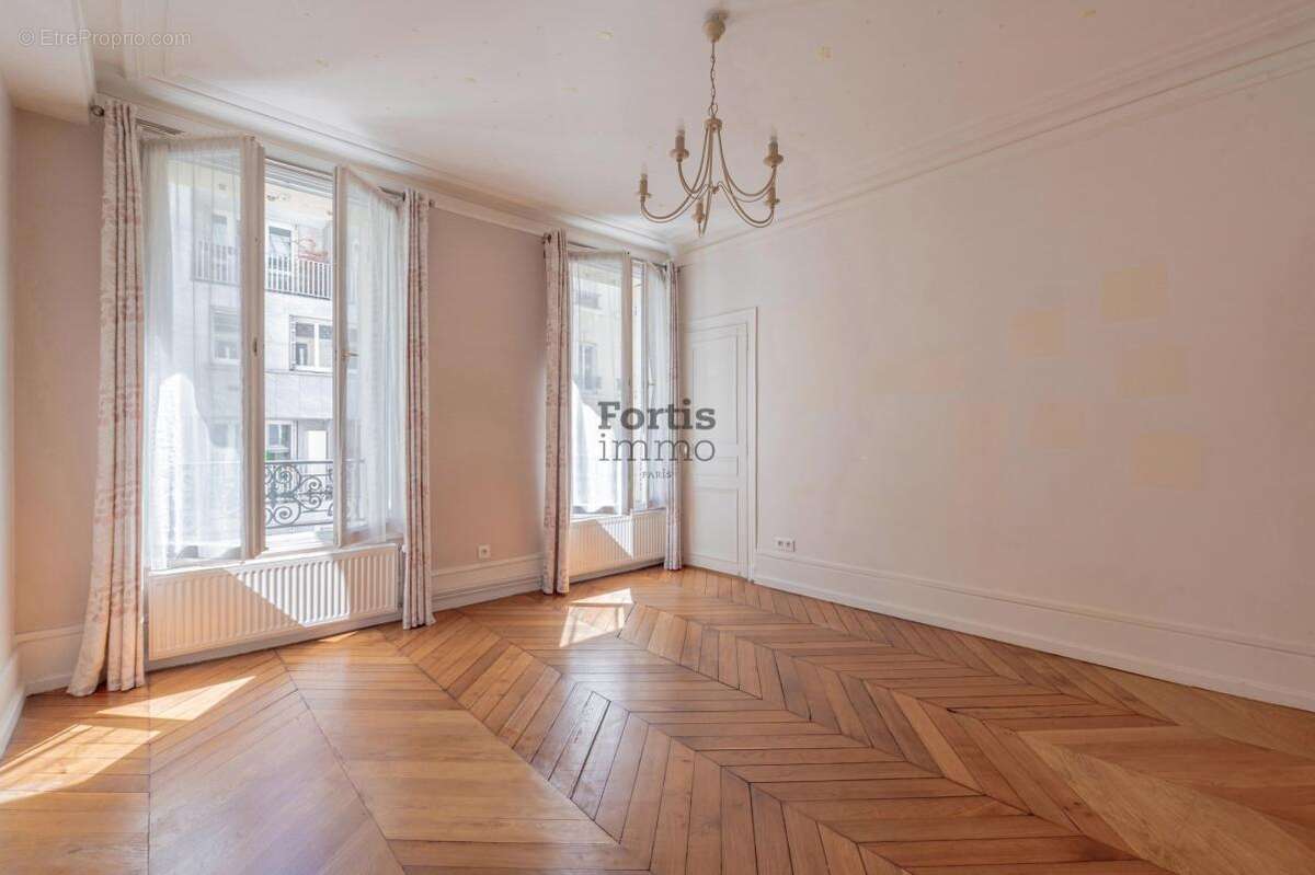 Appartement à PARIS-14E