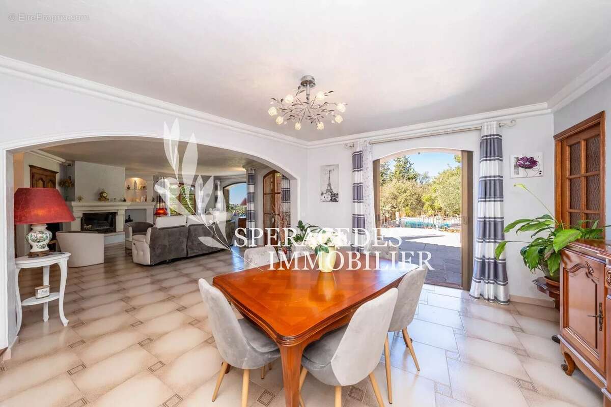 Maison à SAINT-CEZAIRE-SUR-SIAGNE