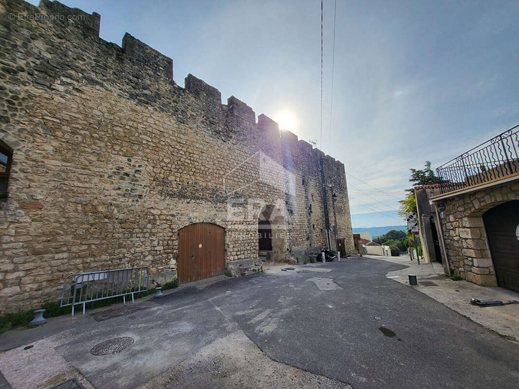 Maison à SAINT-MITRE-LES-REMPARTS