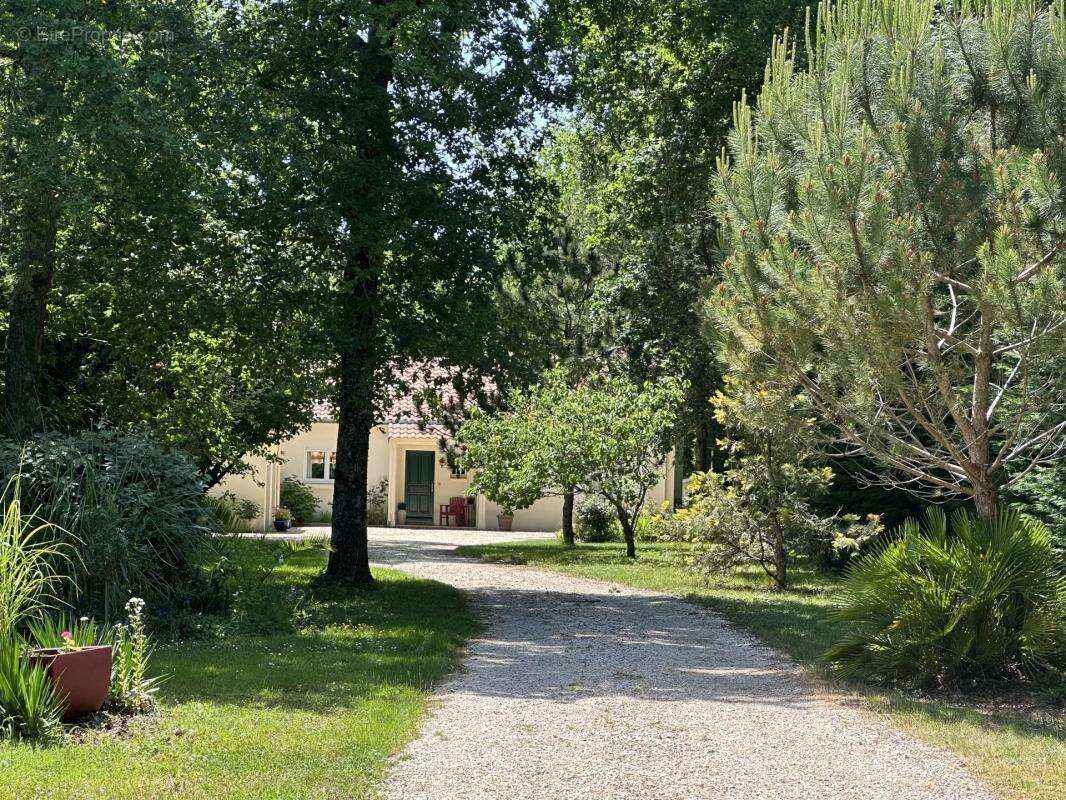 À vendre : Maison de plain-pied avec piscine et grand terrain paysagé au Cellier - photo 14