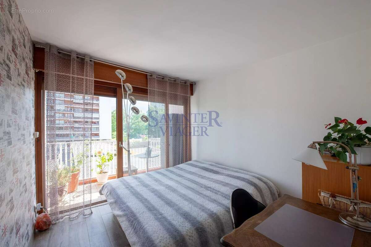 Lumineux appartement T4, rénové, grands balcons, vue montagne. Libre de suite. - photo 9