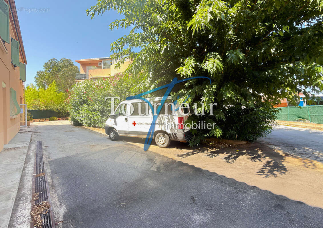 Sanary sur mer rare vente murs commerciaux de 215m2 dont garage parkings securise - photo 3