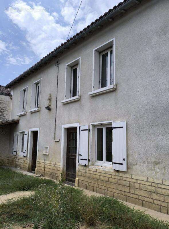 Maison de village, 5 pièces, dépendances et grand terrain  Valdelaume (79) - photo 2