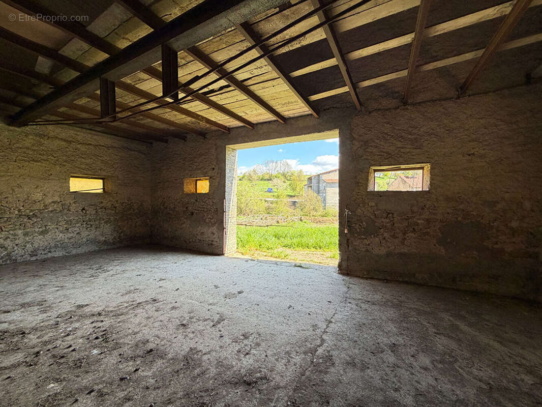 Grange Waldwisse de 250 m²  sur un terrain de  3 hectares et 63 ares - photo 4