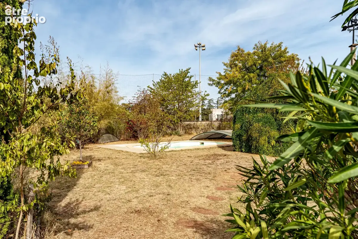 Maison familiale de 109m2 sur terrain plat de 1260m2 avec piscine et dépendance. - photo 2