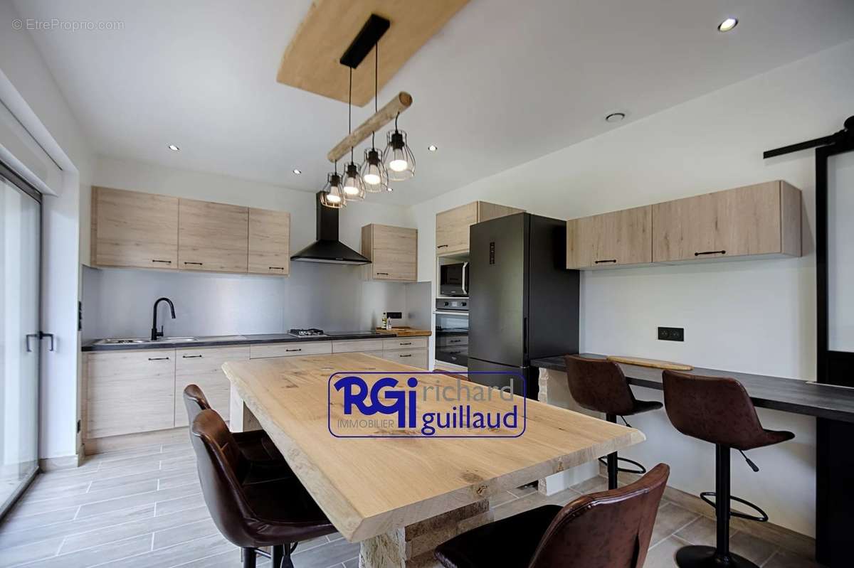 Maison à SAINT-DIDIER-DE-LA-TOUR