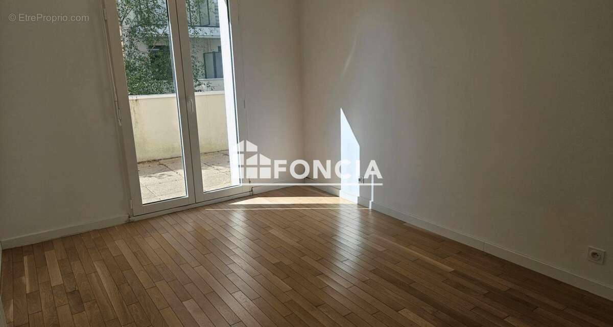 Calme, à côté de la gare du Tramway, belle Terrasse de 45 m2 - photo 5
