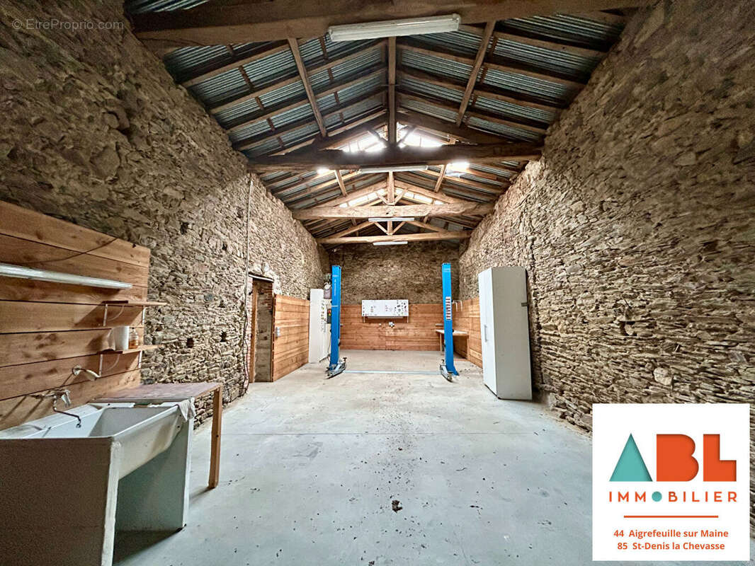 Grange de stockage avec eau et électricité - photo 8