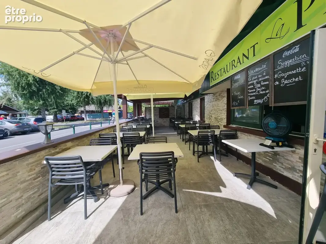 Murs et fonds de commerce d'un restaurant avec terrasse avec Appartement de 163 m2 avec terrasse + studio - photo 4