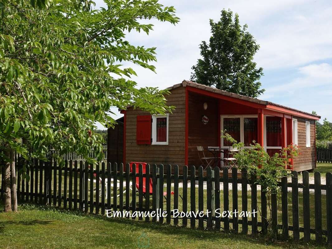 Superbe domaine touristique, 3 ha, 5 chalets bois, salle de réception, maison d'habitation, piscine, divers dépendances - photo 25