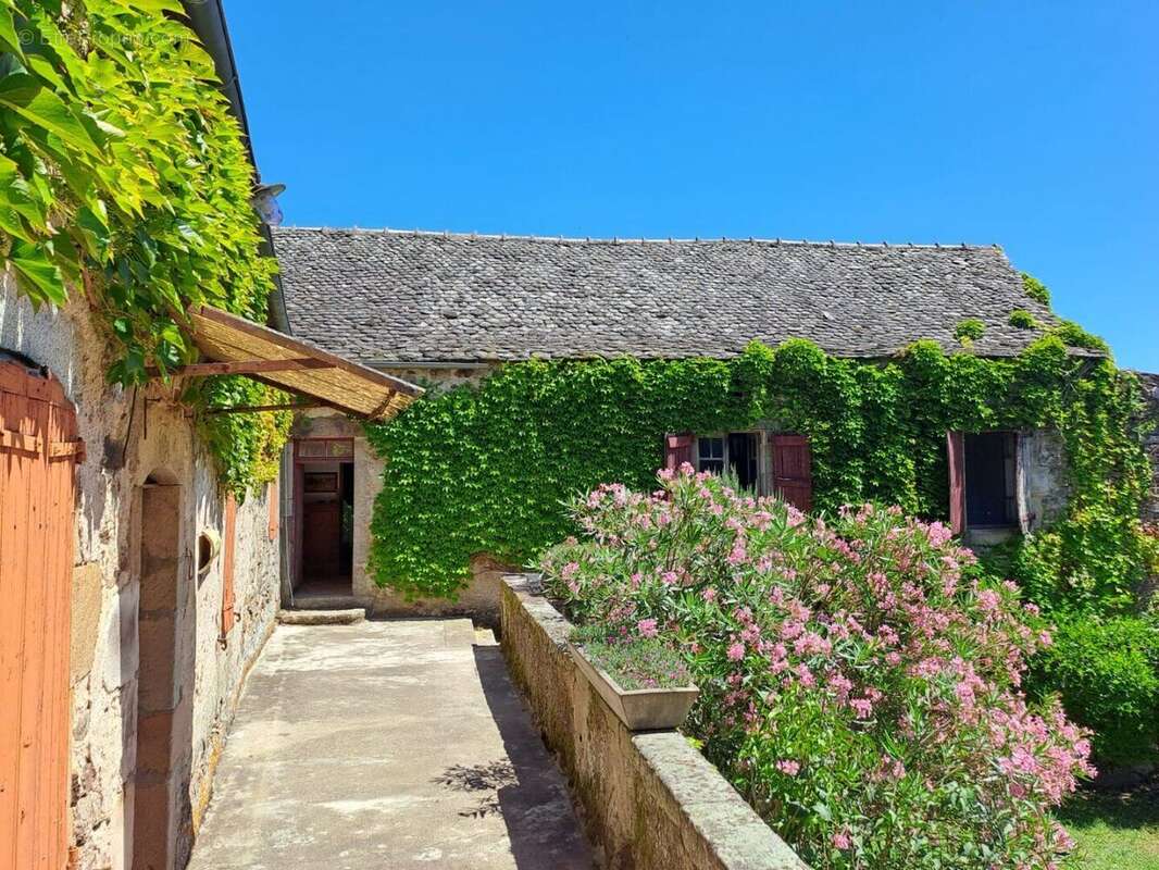 Corps de ferme en U à rénover - 500 m² et 2,4 ha - Proche de Najac, limite Tarn et Aveyron - photo 2
