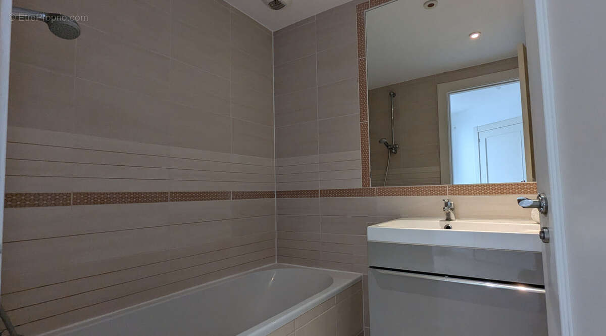 Appartement à SAINT-LAURENT-DU-VAR