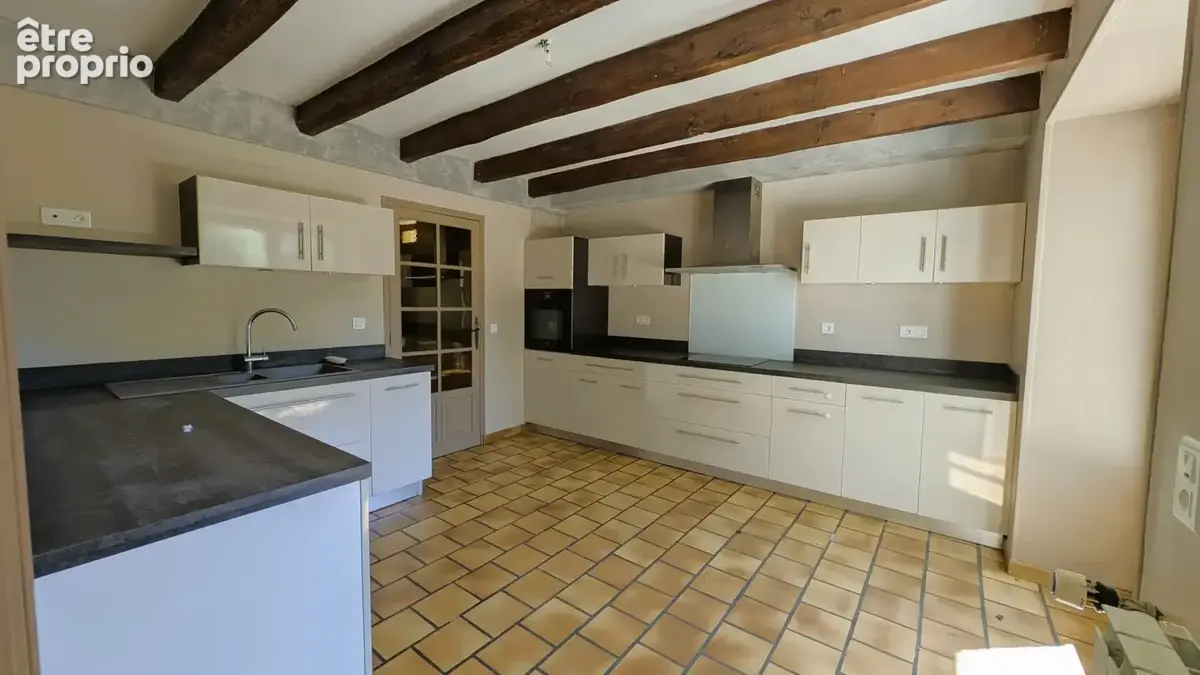 Maison en pierre et sa grange sur terrain arboré - photo 7