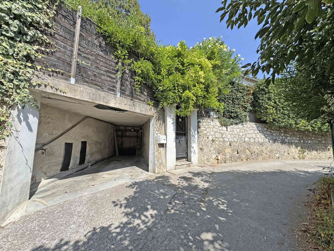 Vence - Villa rénovée avec jardin et appartement indépendant à proximité du centre-ville - photo 17