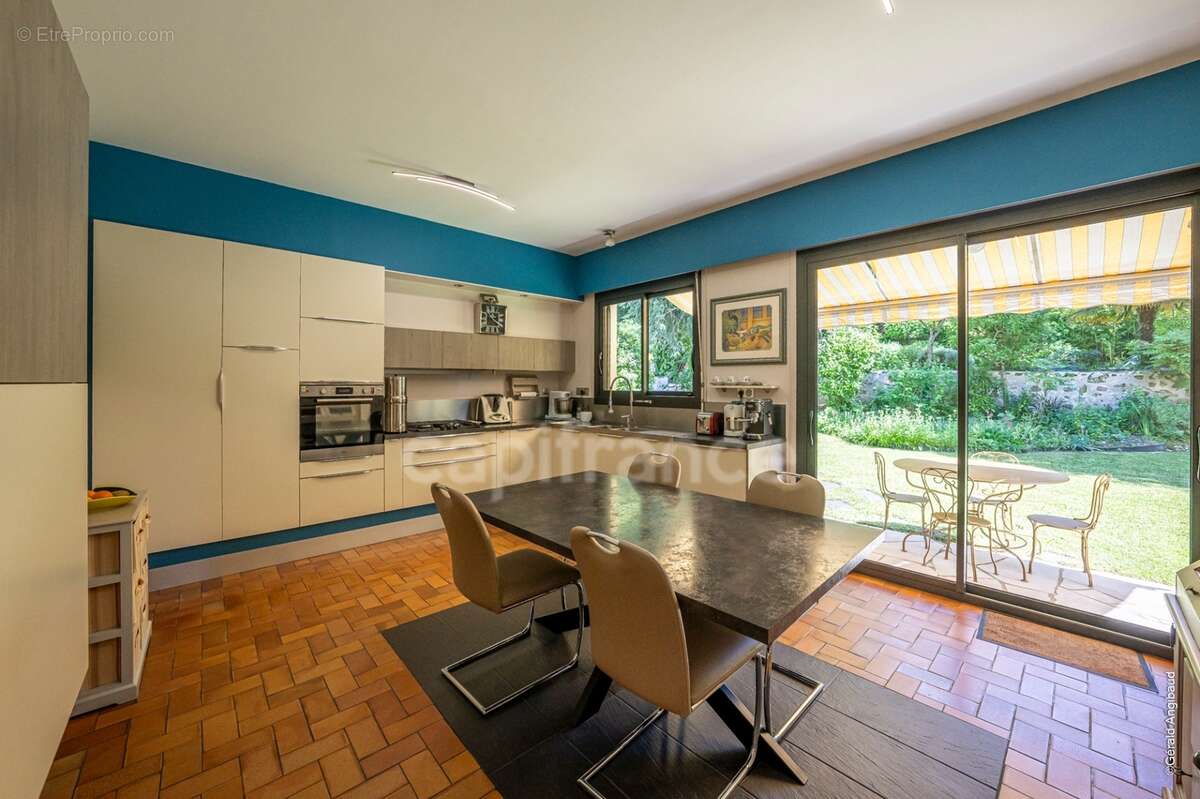 Propriete d'exception à vendre à SAUMUR (49400)  Panorama d'exception sur le château et la Loire - 328m² - 2278m²-piscine - photo 23