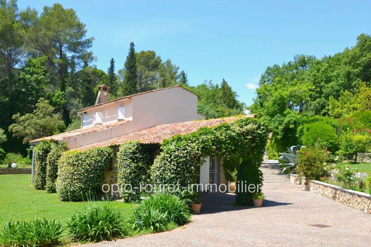 Maison à CHATEAUNEUF-GRASSE