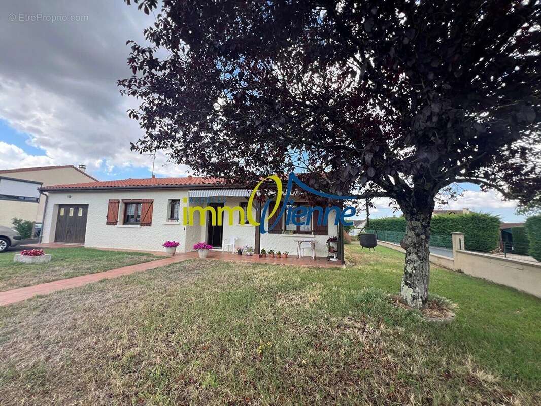 Maison à LUSSAC-LES-CHATEAUX