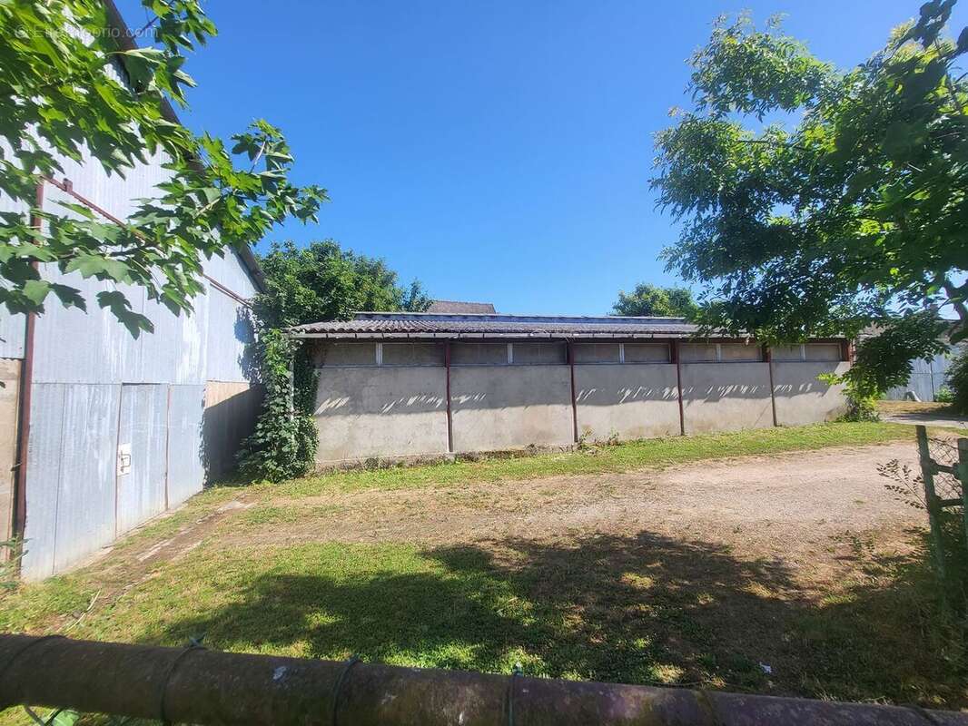 Parking à SAINT-LOUP-DE-VARENNES