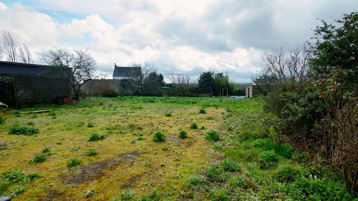 Terrain à POUILLE-LES-COTEAUX