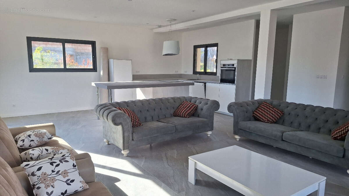 Maison à LES MARTRES-DE-VEYRE