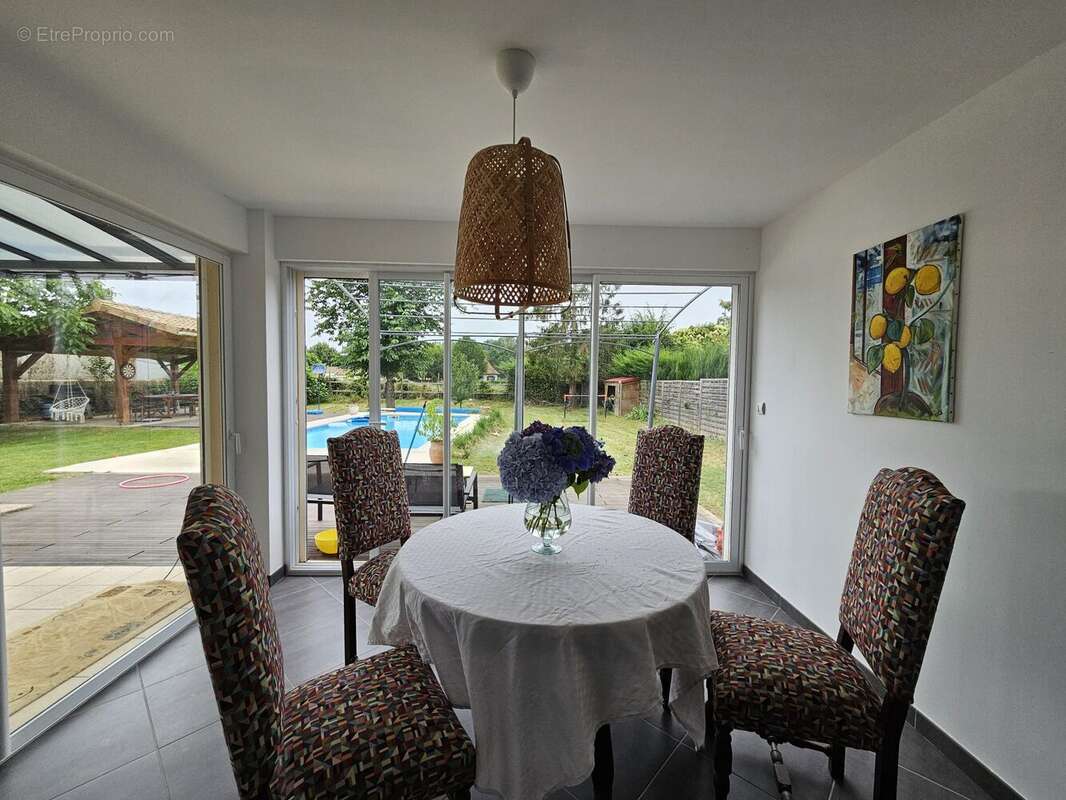 Maison à COURS-DE-PILE