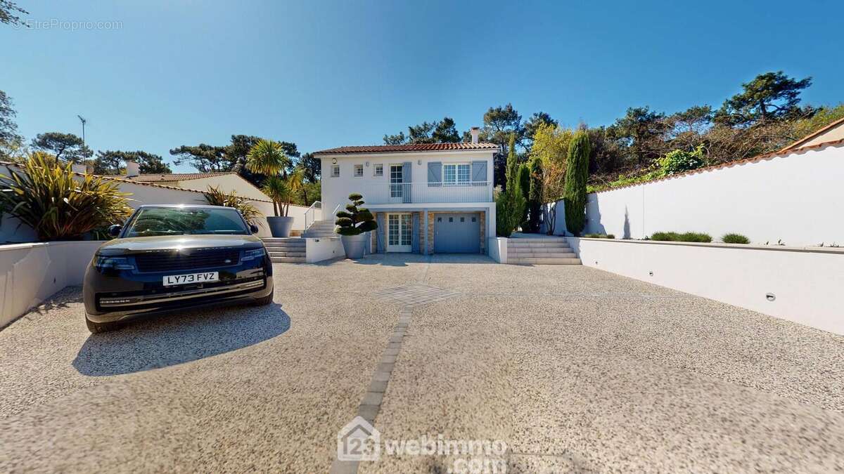 Entrée majestueuse pour cette demeure entièrement rénovée - Maison à JARD-SUR-MER