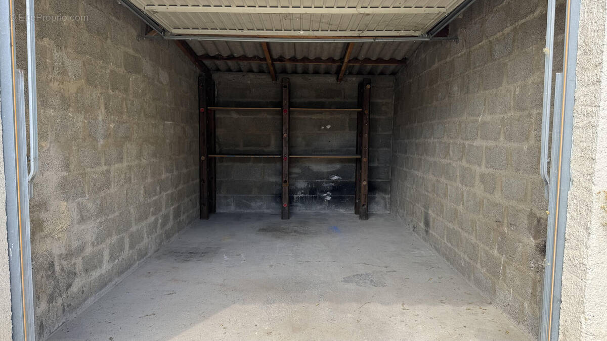 Parking à SAINT-EGREVE