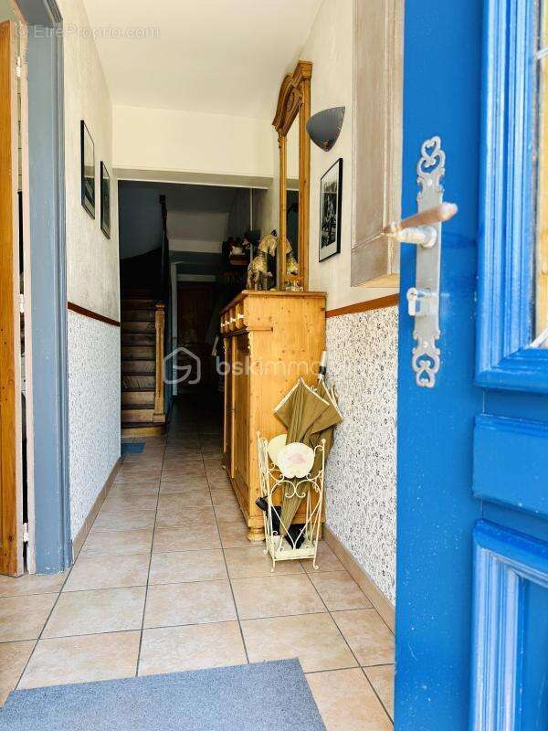 ALBERT – Rue Hoche – Maison familiale de 212 m², 8 chambres, garage, cour sur l’Ancre et vue sur la Basilique - photo 4