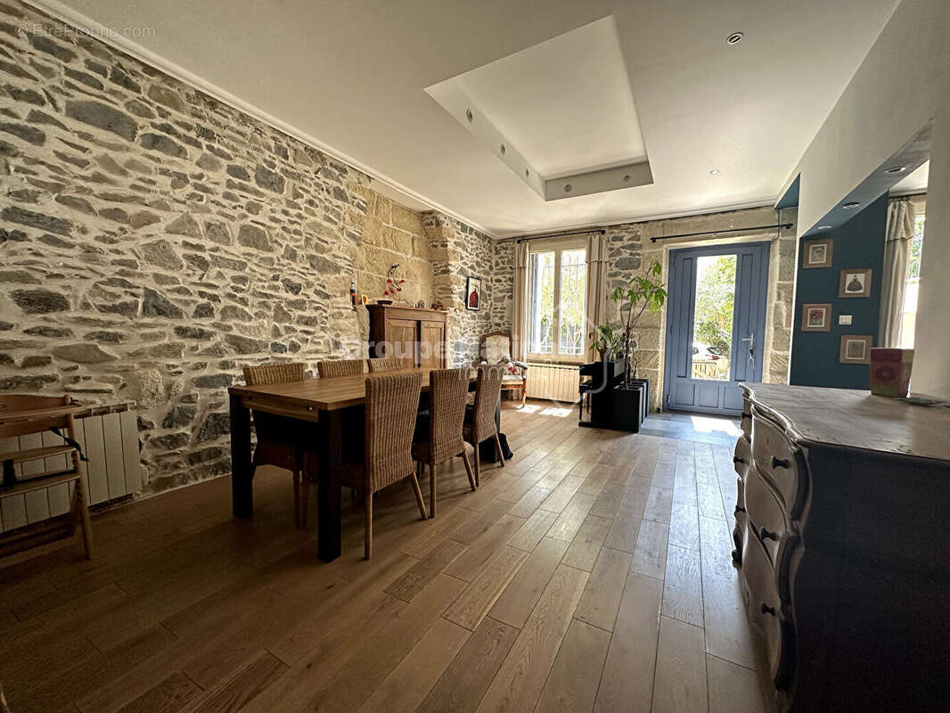 Caveirac Maison en pierres 4 chambres avec cour et parking - photo 16